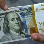 dolar-sobe-puxado-por-exterior,-mas-perde-forca-com-melhora-do-petroleo