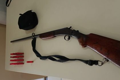policia-militar-apreende-espingarda-e-municoes-em-area-de-mata-em-nova-vicosa