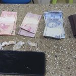 pm-prende-jovem-e-apreende-menor-por-posse-de-drogas-em-teixeira-de-freitas