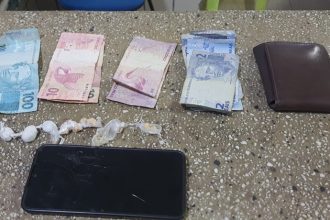 pm-prende-jovem-e-apreende-menor-por-posse-de-drogas-em-teixeira-de-freitas