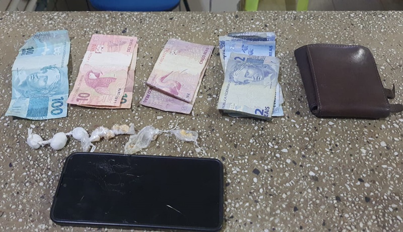 pm-prende-jovem-e-apreende-menor-por-posse-de-drogas-em-teixeira-de-freitas