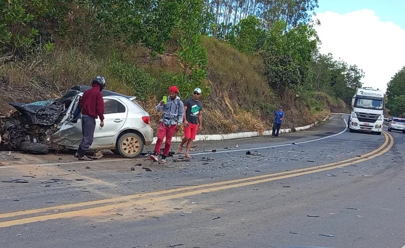 jovem-morre-apos-colisao-com-caminhao-na-br-101