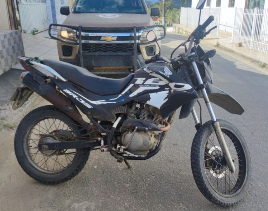 pm-apreende-motocicleta-com-restricao-de-roubo-em-vereda