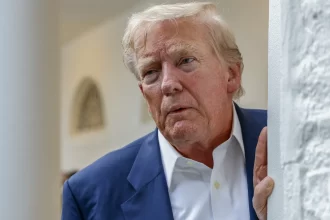 conselheiro-de-trump:-‘se-perdermos-caso-das-tarifas,-sera-o-fim-dos-eua’