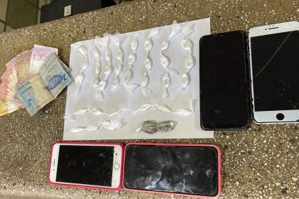 casal-suspeito-de-trafico-de-drogas-e-preso-pela-pm-no-duque-caxias