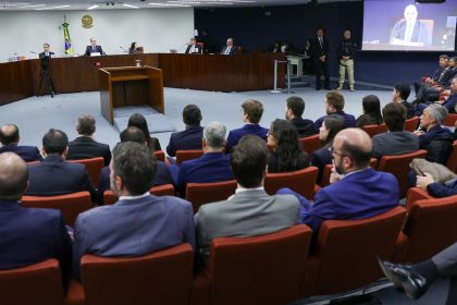 stf-retoma-julgamento-de-bolsonaro-apos-pausa;-defesas-serao-ouvidas