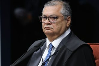 pf-indicia-mulher-que-tentou-agredir-flavio-dino-durante-voo