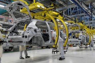 producao-industrial-recua-0,2%-em-julho-e-acumula-efeitos-do-juro-alto