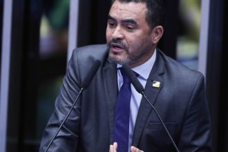 alvo-de-investigacao,-governador-do-tocantins-e-afastado-do-cargo