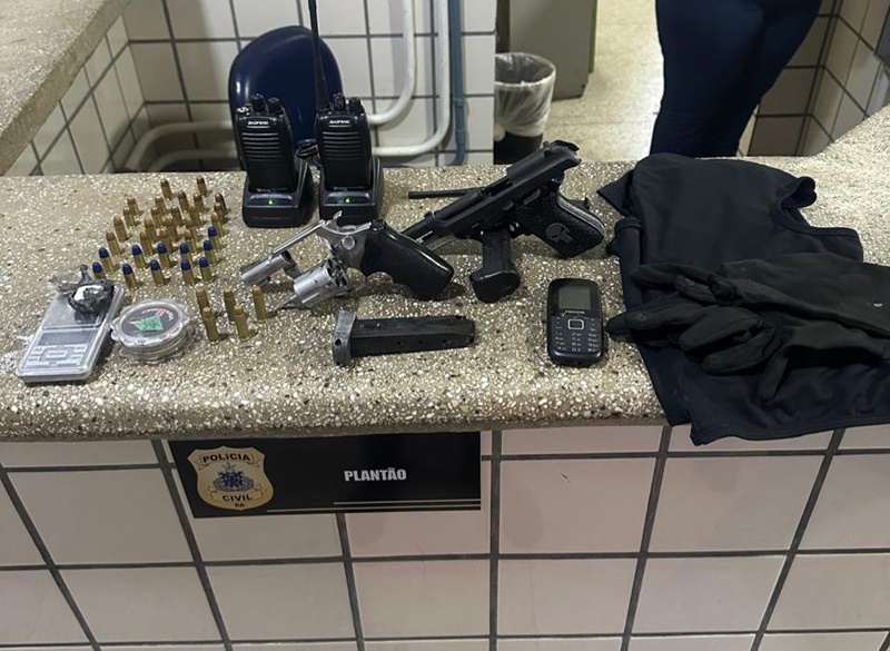 pm-prende-suspeitos-com-armas,-drogas-e-municoes-em-teixeira