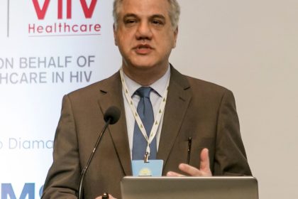 covid-19-nao-desapareceu-e-casos-continuam-ocorrendo,-alerta-medico