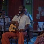 samba-na-gamboa:-roda-do-poeira-pura-mescla-hits do-genero-e-bate-papo