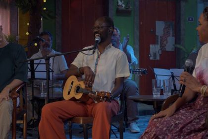 samba-na-gamboa:-roda-do-poeira-pura-mescla-hits do-genero-e-bate-papo