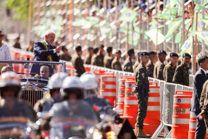 lula-e-ministros-acompanham-desfile;-publico-entoa-“sem-anistia”