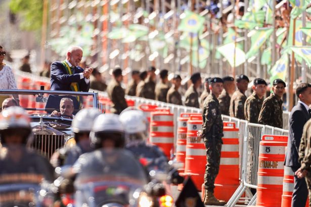 lula-e-ministros-acompanham-desfile;-publico-entoa-“sem-anistia”