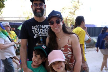 brasileiros-celebram-soberania;-curupira-e-ze-gotinha-desfilaram