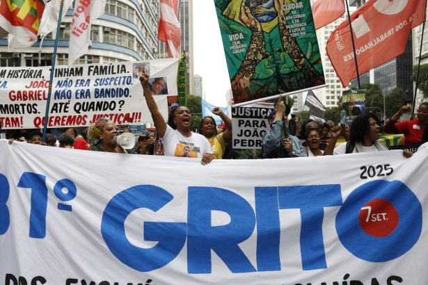 desfile-e-protesto-tomam-as-ruas-do-centro-do-rio-de-janeiro