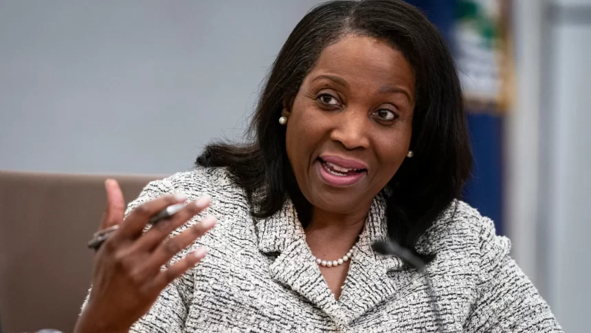 governo-dos-eua-volta-acusar-cook-de-fraude-e-beneficios-com-cargo-no-fed