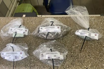 mulher-e-presa-por-trafico-de-drogas-no-bairro-marotinho-em-itamaraju