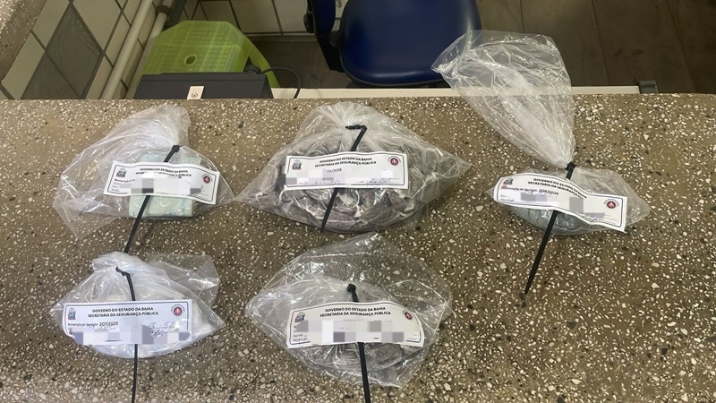 mulher-e-presa-por-trafico-de-drogas-no-bairro-marotinho-em-itamaraju