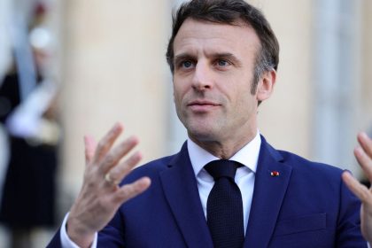 macron-busca-novo-primeiro-ministro-apos-colapso-do-governo
