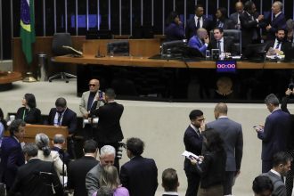 aprovada-urgencia-de-pl-que-libera-r$-1,5-bi-para-saude-e-educacao