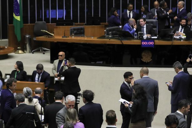 aprovada-urgencia-de-pl-que-libera-r$-1,5-bi-para-saude-e-educacao