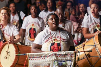tambores-e-cantos-marcam-abertura-do-festival-artes-vertentes