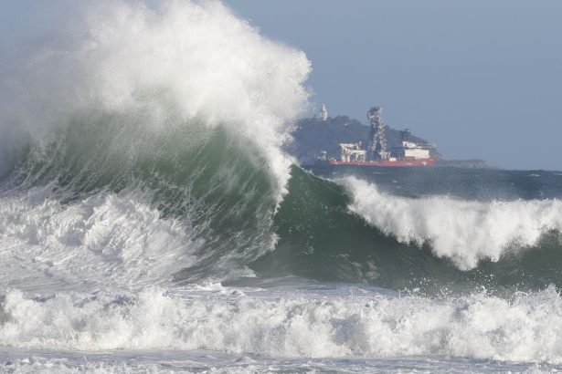 familia-identifica-corpo-da-jovem-que-desapareceu-na-praia-do-leme