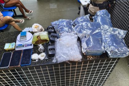 pm-apreende-drogas-e-dinheiro-em-operacao-no-bairro-novo-prado,-em-itamaraju