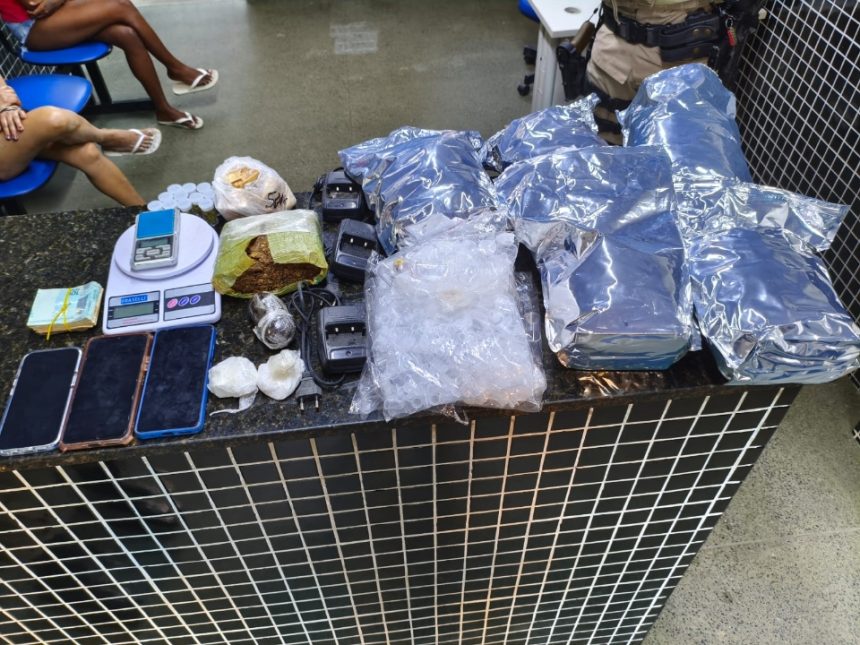 pm-apreende-drogas-e-dinheiro-em-operacao-no-bairro-novo-prado,-em-itamaraju
