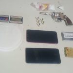 pm-prende-homem-por-trafico-de-drogas-e-porte-ilegal-de-arma-de-fogo-em-alcobaca