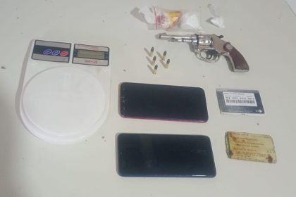 pm-prende-homem-por-trafico-de-drogas-e-porte-ilegal-de-arma-de-fogo-em-alcobaca