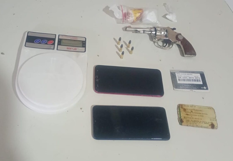 pm-prende-homem-por-trafico-de-drogas-e-porte-ilegal-de-arma-de-fogo-em-alcobaca