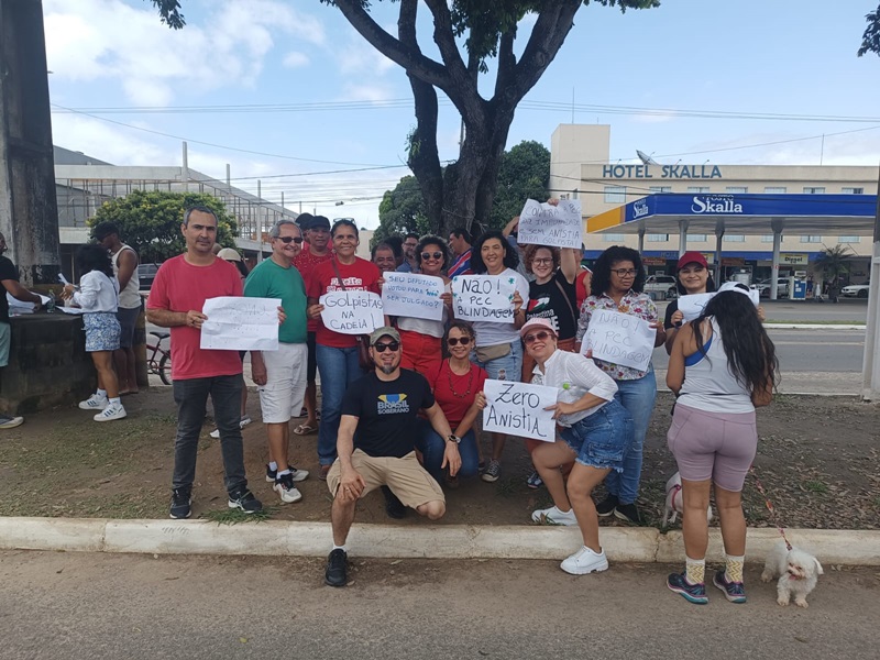 teixeira:-manifestantes-protestam-contra-pec-da-blindagem-e-pl-da-anistia