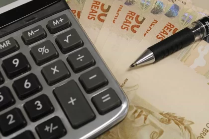 taxas-de-juros-tem-vies-de-alta-com-dolar-apos-queda-na-vespera