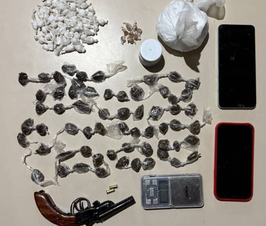 policia-prende-homem-por-trafico-de-drogas-e-porte-ilegal-de-arma-em-alcobaca