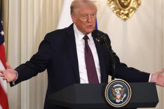 trump-impoe-tarifa-de-10%-sobre-madeira-e-de-25%-sobre-armarios-e-moveis