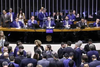 camara-aprova-isencao-de-ir-ate-r$-5.000-e-imposto-minimo-para-alta-renda,-em-votacao-unanime