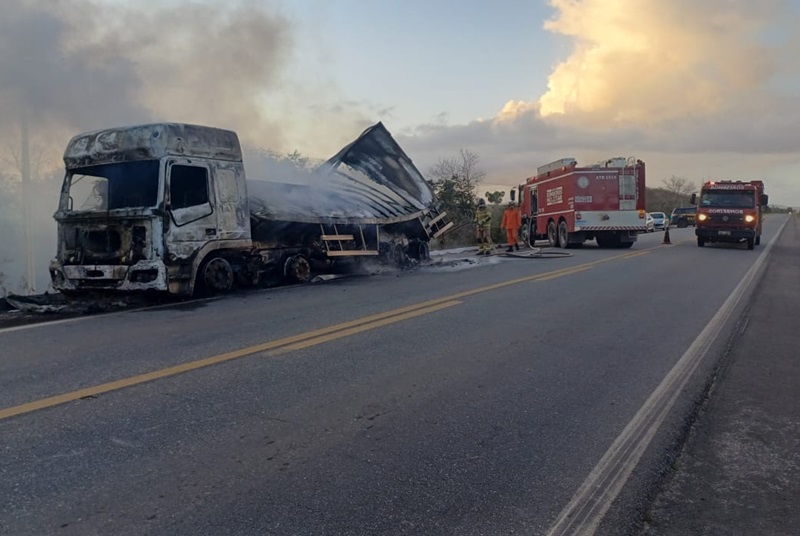 teixeira:-caminhao-carregado-de-carne-pega-fogo-e-fica-totalmente-destruido