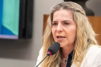 deputada-do-pt-esta-em-flotilha-interceptada-por-israel-a-caminho-de-gaza