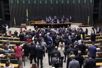 punicao-a-eduardo-e-amotinados-deve-avancar-na-camara,-enquanto-caso-zambelli-aguarda-stf