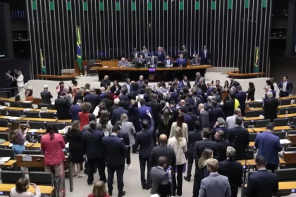 punicao-a-eduardo-e-amotinados-deve-avancar-na-camara,-enquanto-caso-zambelli-aguarda-stf