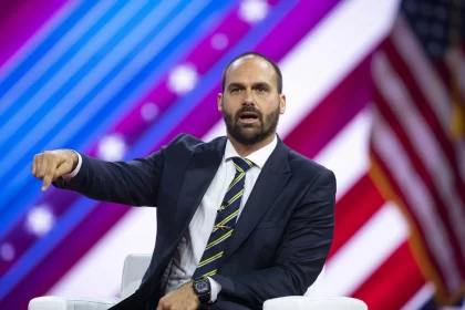 influenciado-por-aldo-rebelo-e-kim-paim,-eduardo-bolsonaro-elogia-getulio,-jk-e-jango