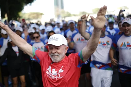 lula-corre-em-publico,-faz-provocacao-a-bolsonaro-e-fala-em-soberania-apos-aceno-de-trump