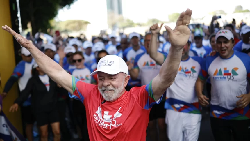 lula-corre-em-publico,-faz-provocacao-a-bolsonaro-e-fala-em-soberania-apos-aceno-de-trump