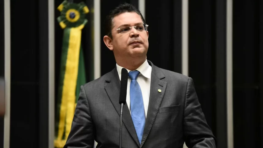 lider-do-pl-viaja-aos-eua-e-deve-encontrar-eduardo-em-momento-de-impasse-sobre-anistia