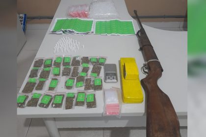 trafico:-policia-militar-apreende-arma-de-drogas-em-itabata