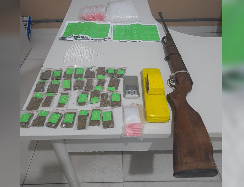 trafico:-policia-militar-apreende-arma-de-drogas-em-itabata