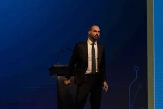 motta-barra-eduardo-bolsonaro-como-lider-da-minoria-e-abre-espaco-para-cassacao-por-faltas